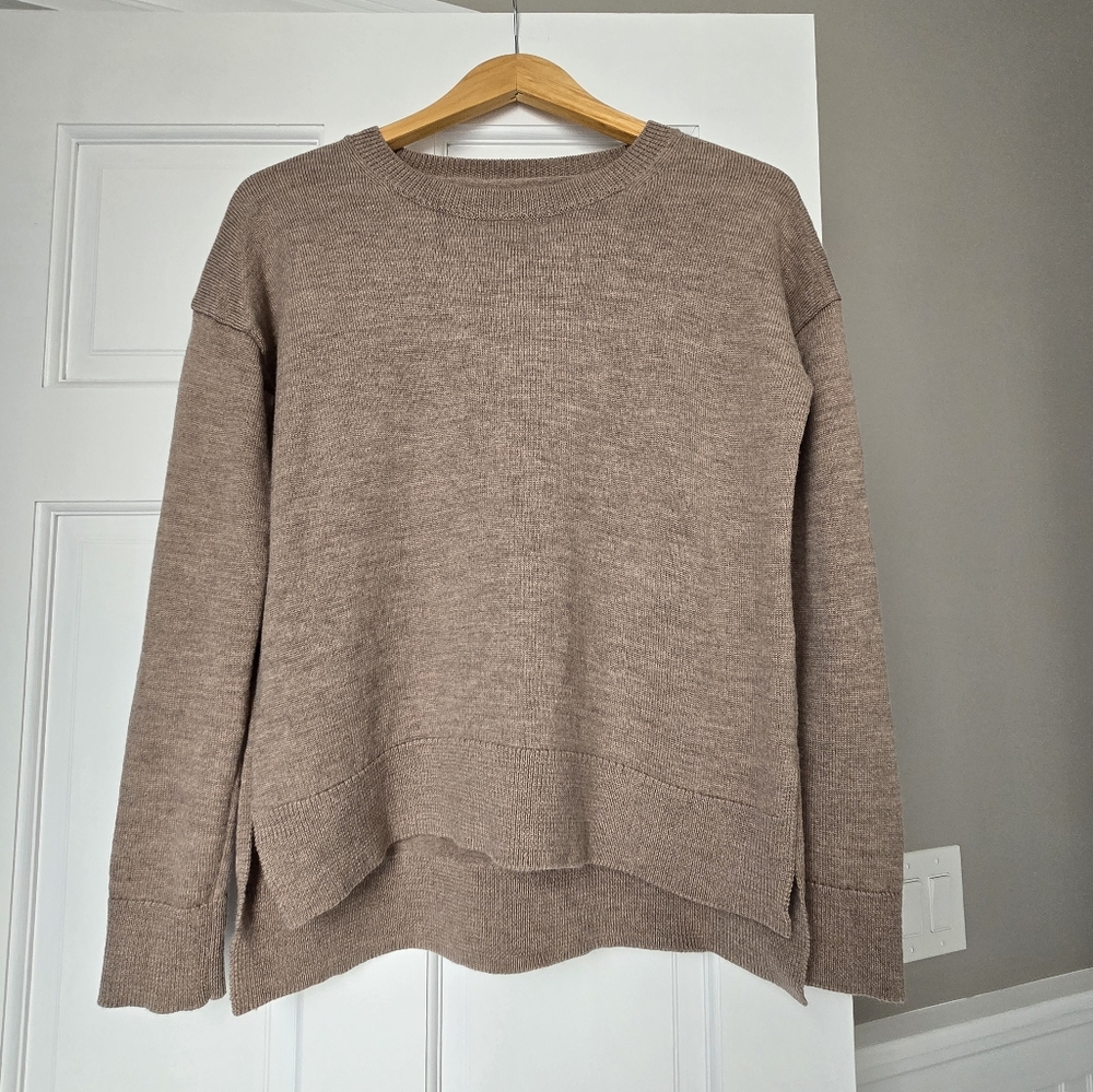 Aritzia Babaton 100% Merino Wool crew neck sweater